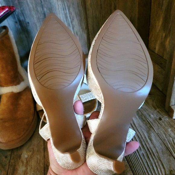 Brand new gold heels - Picture 4 of 4